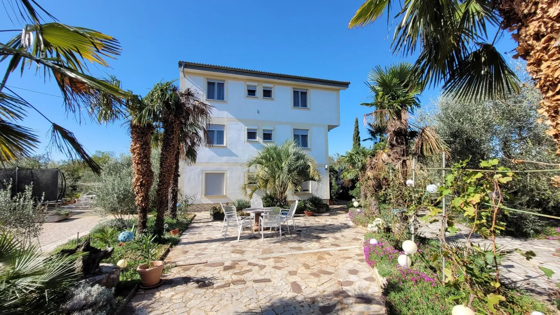 Apartmani Ljubica contacts
